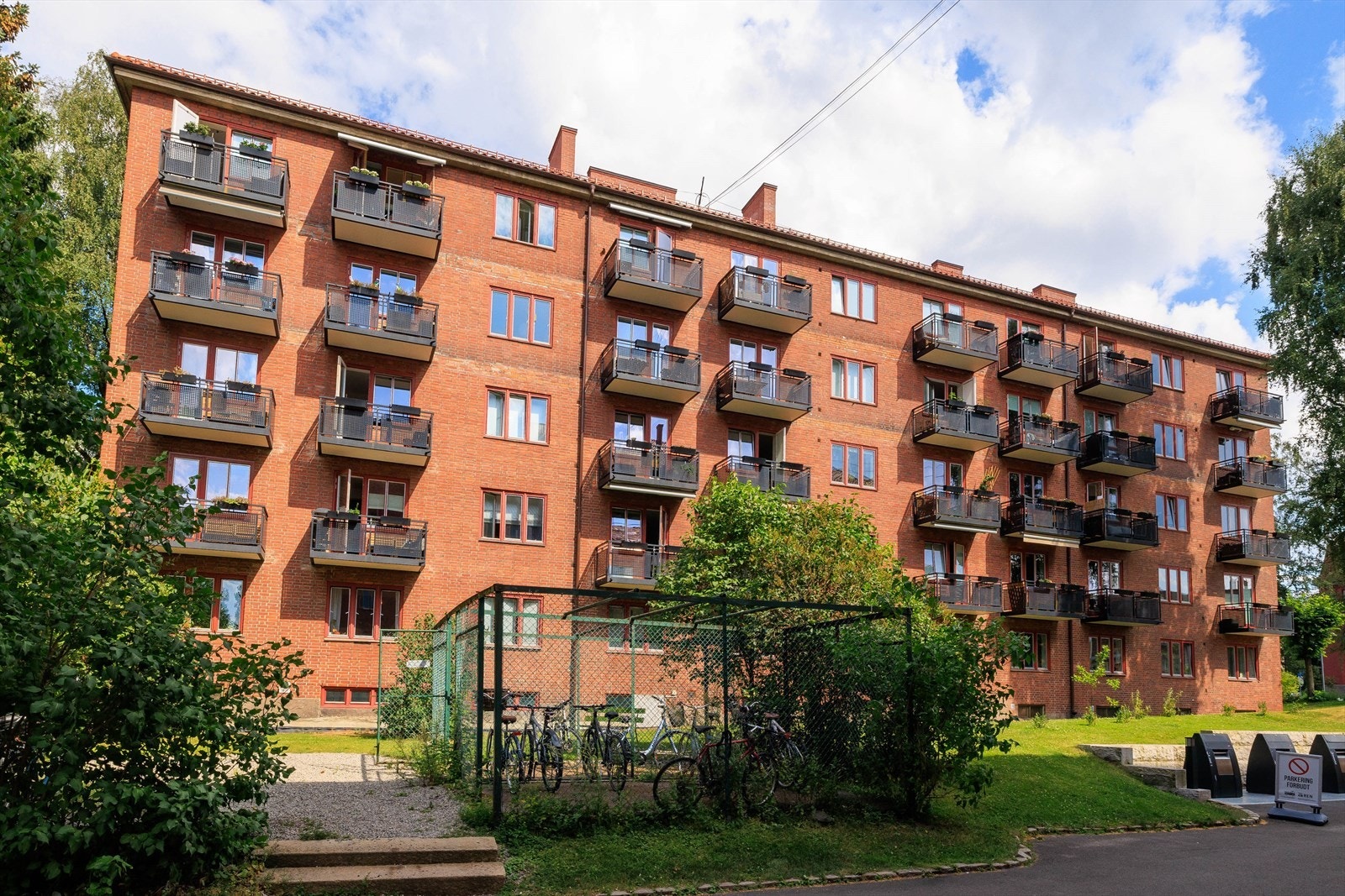 Pen fasade med mulighet for sykkelparkering Galleribilde