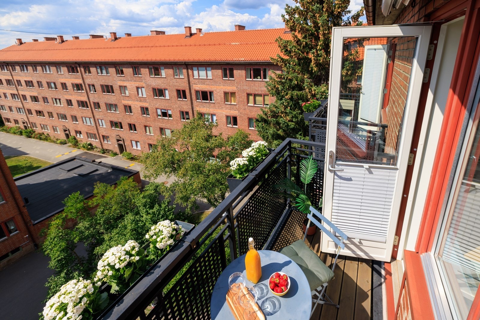 Hyggelig utsyn mot felles grøntareal og rolig bakgård Galleribilde