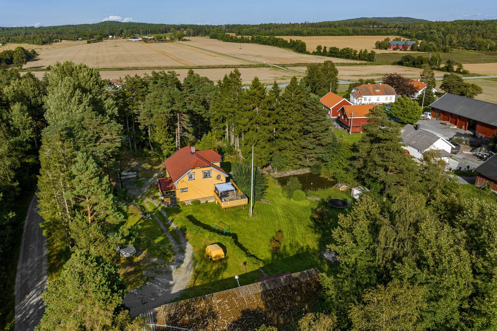 Eiendommen ligger fint til i Berg. Galleribilde