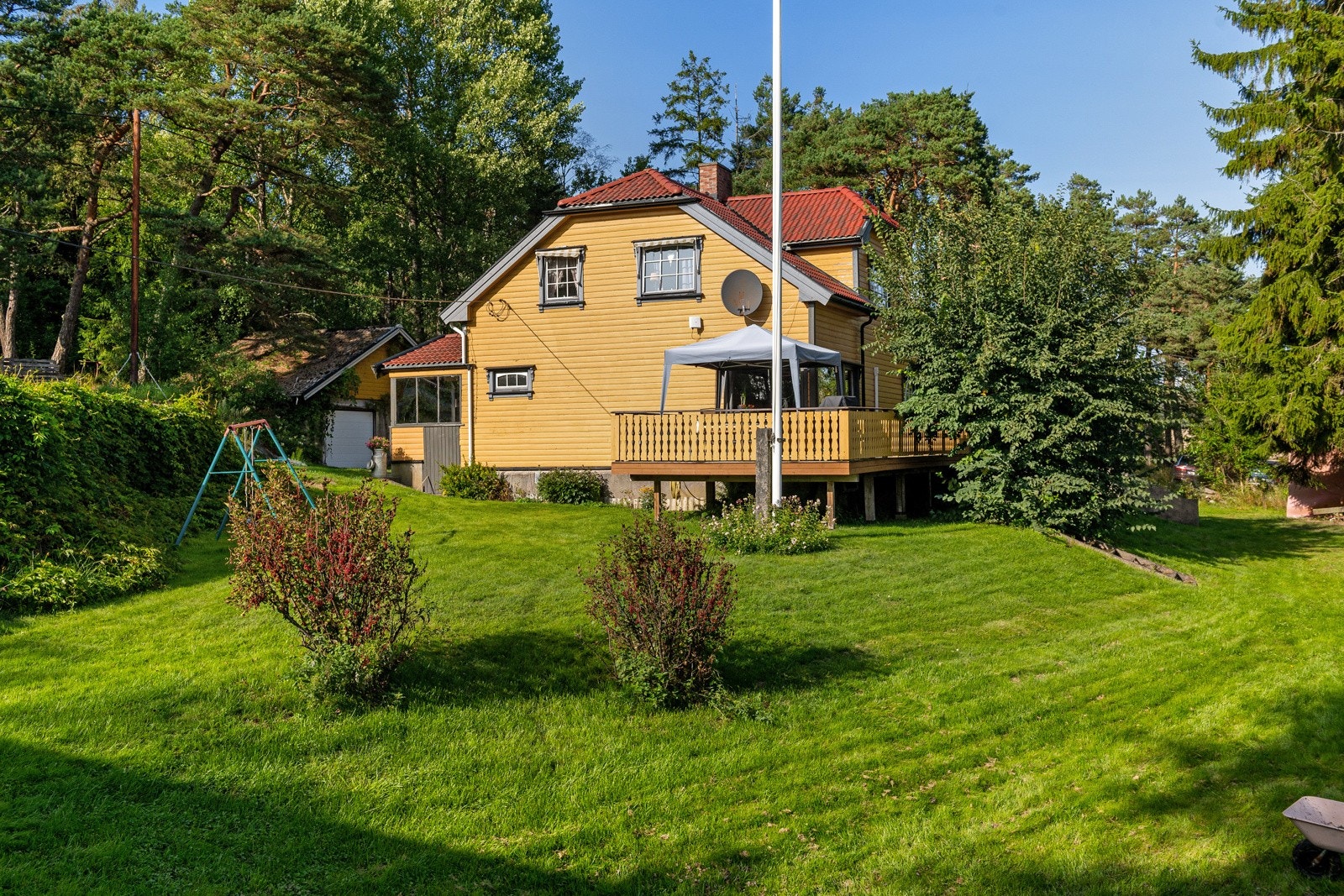 Eiendommen har en veldig flott tomt hvor barna kan leke fritt. Galleribilde