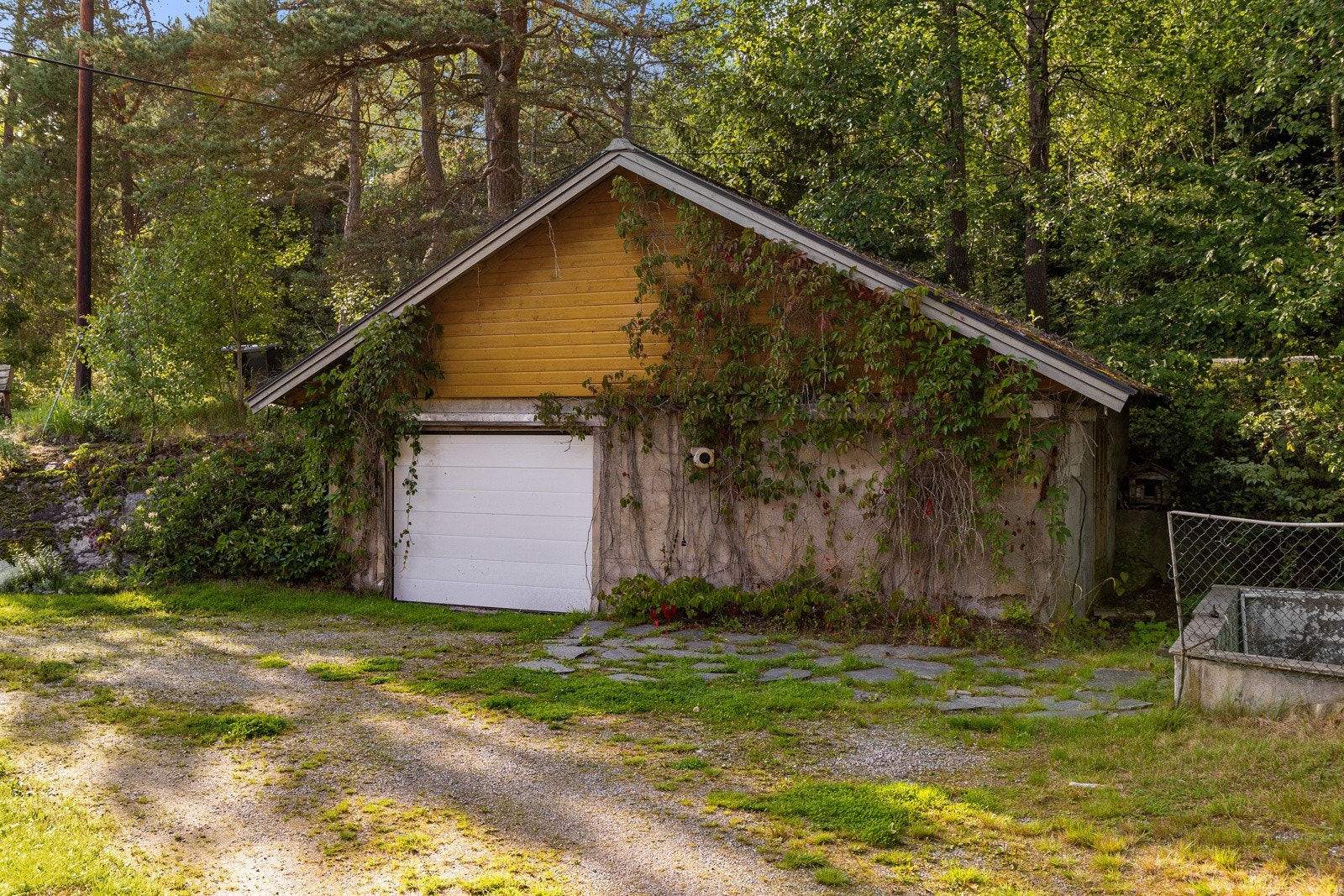 Garasje med nyere port. Galleribilde