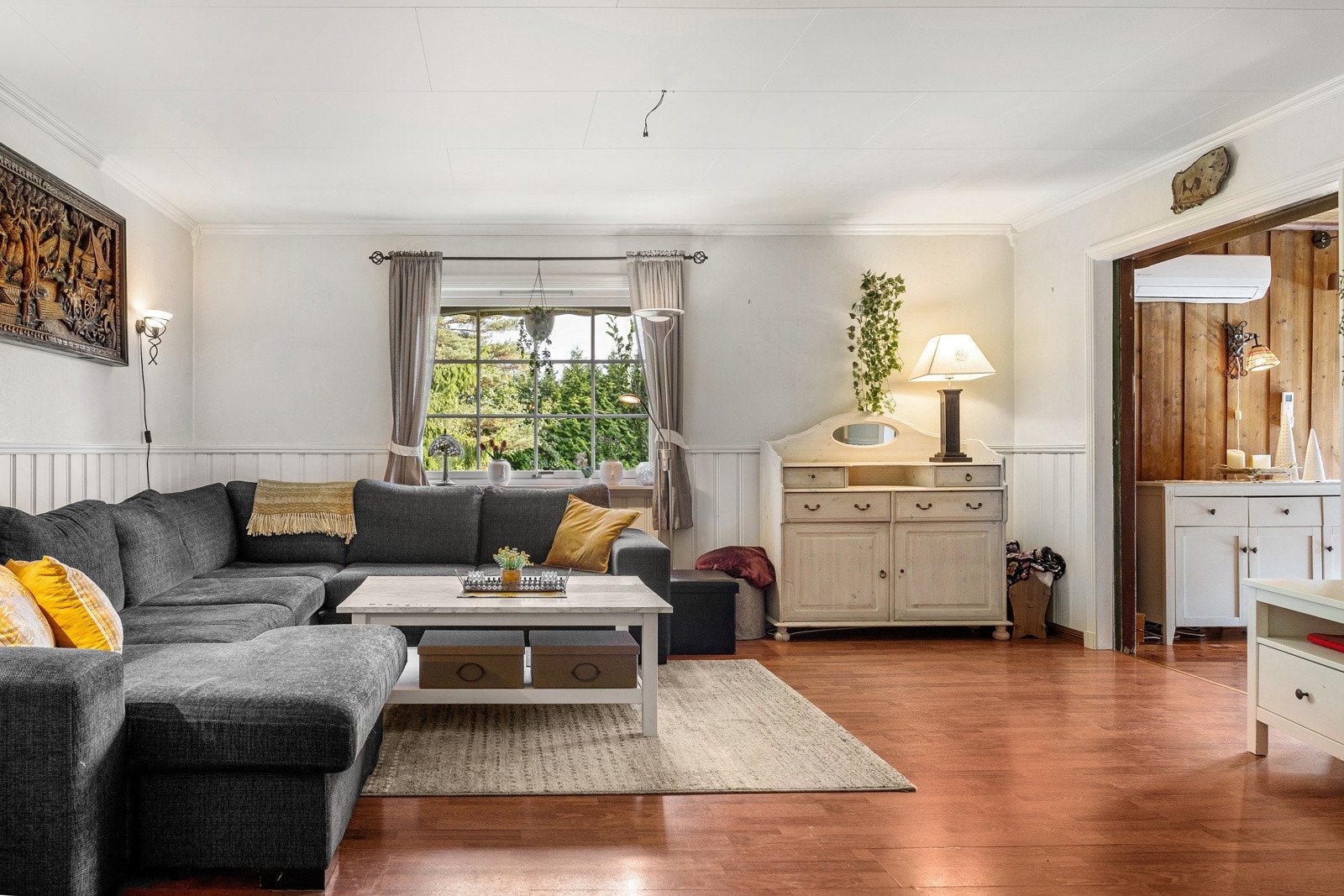 Lyst og trivelig med god plass til sofagruppe. Galleribilde