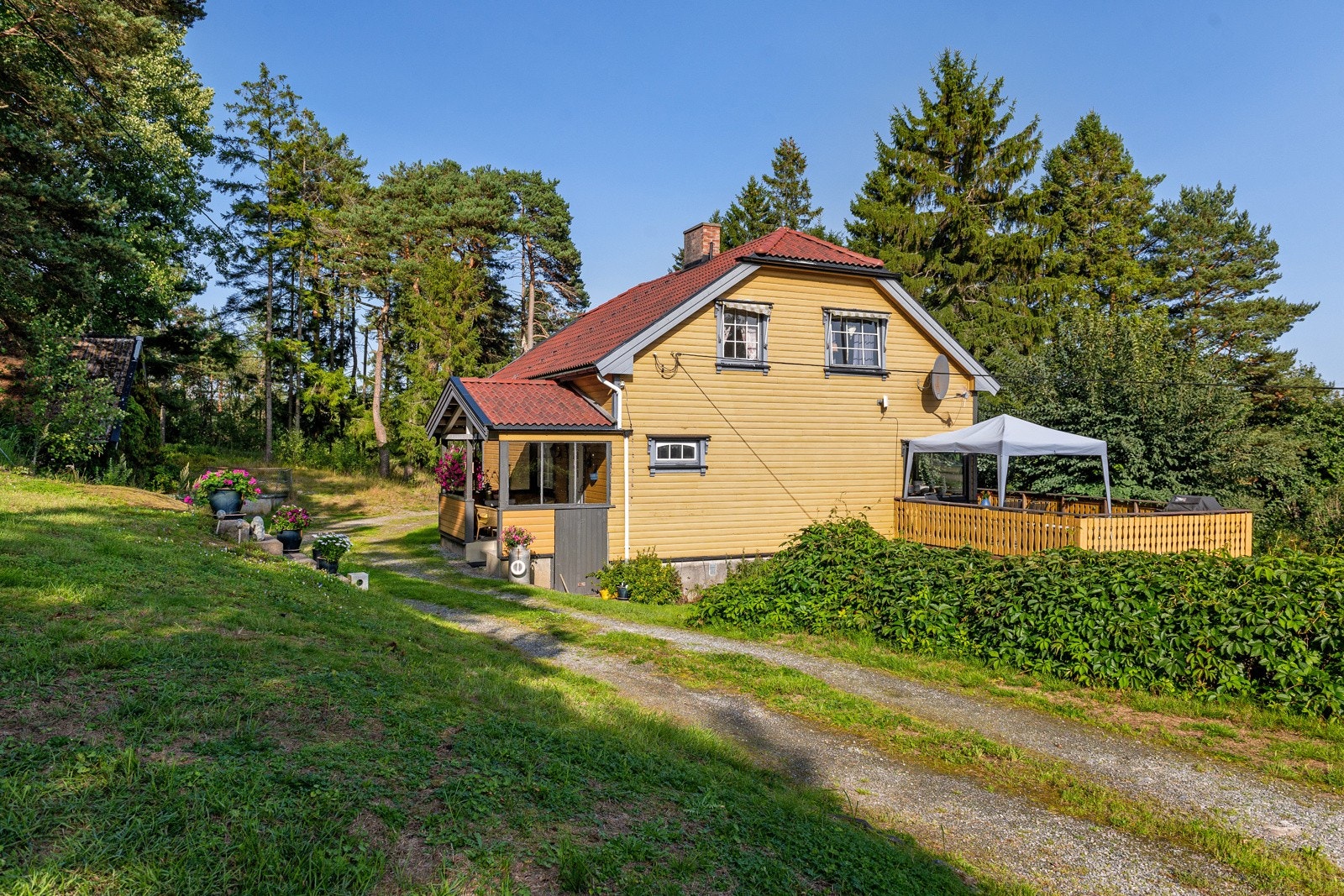 Boligen har et trivelig inngangsparti med overbygg. Galleribilde