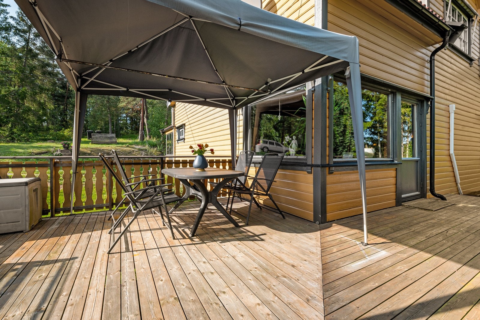 Romslig, solfylt veranda. Galleribilde