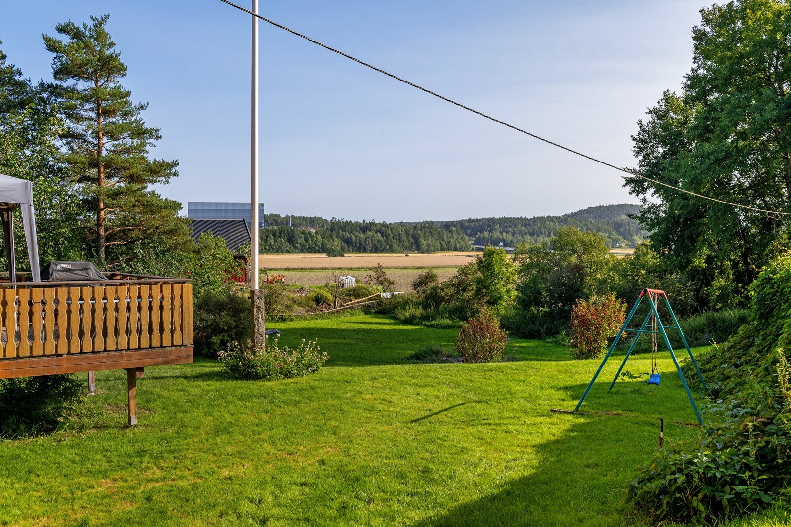 Tomten er vendt mot syd/vest, så her er det gode solforhold hele dagen. Galleribilde