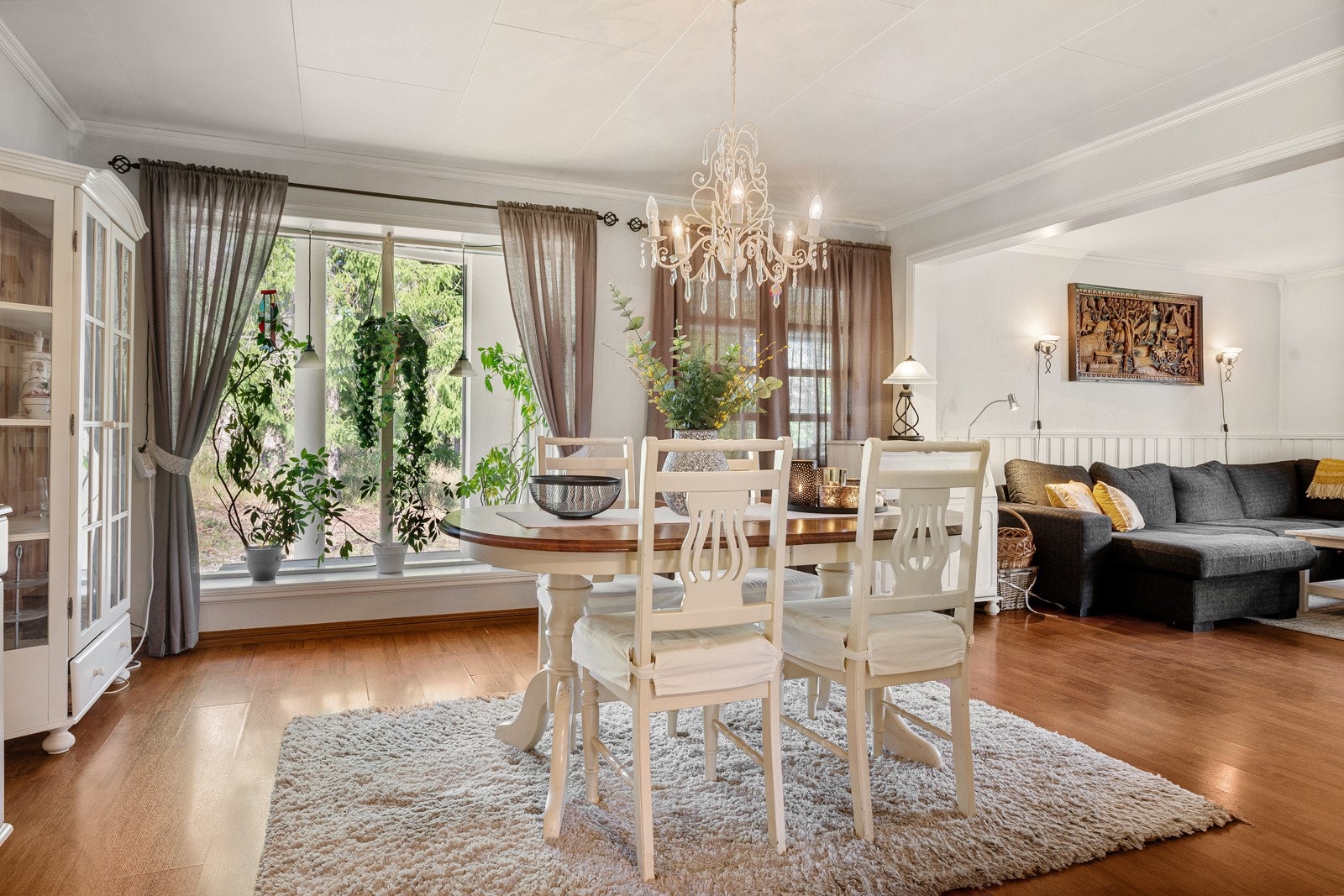 Store vinduer sikrer godt med naturlig lys. Galleribilde