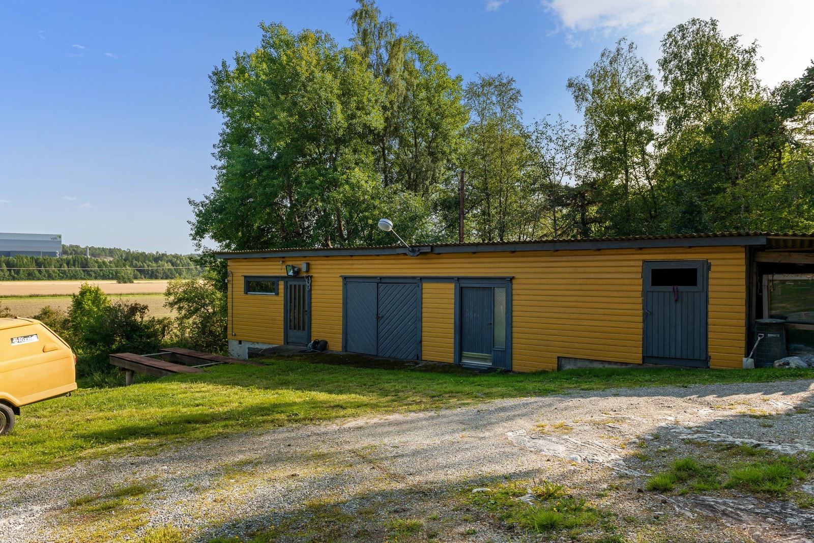 Redskapshus/verksted som har godt med lagring. Galleribilde