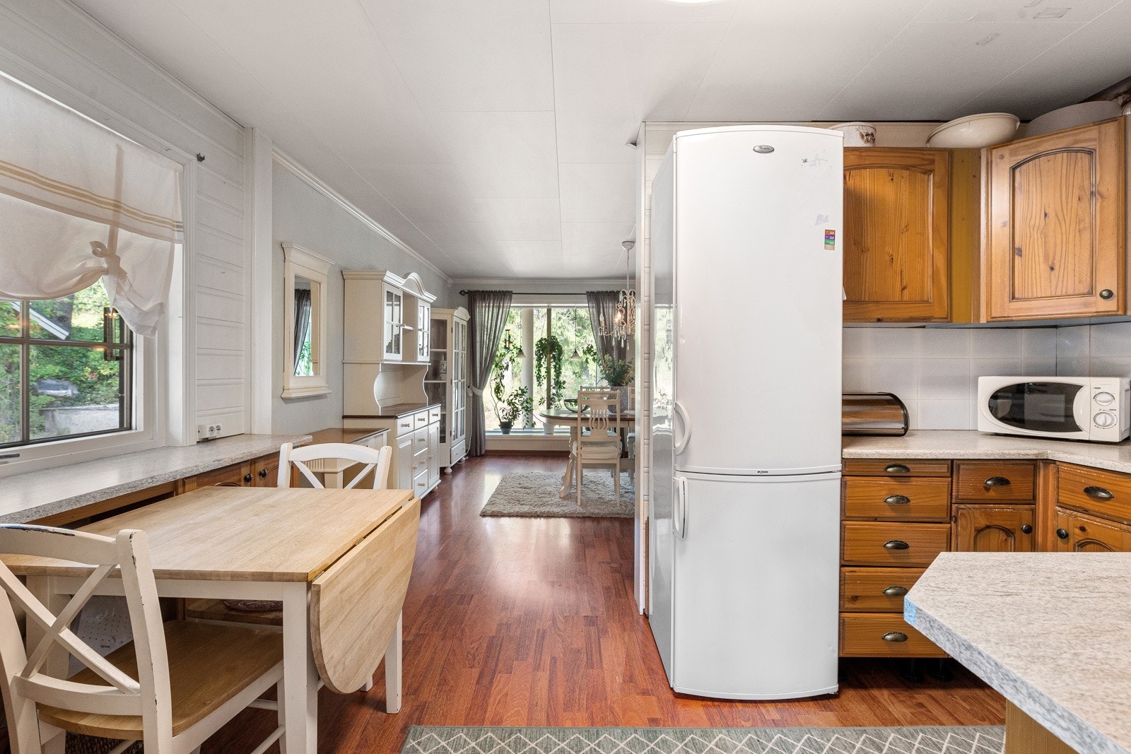 Kjøkkenet har godt med skap- og benkeplass. Galleribilde