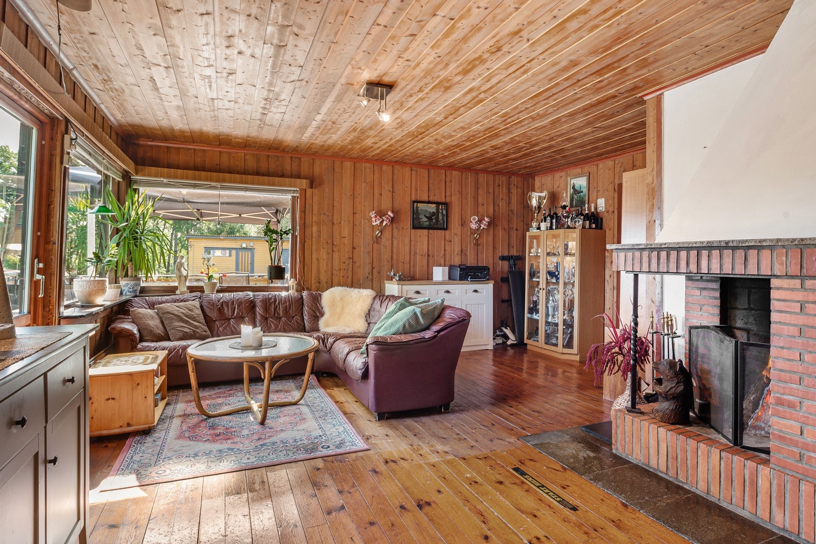 Peisestue mot syd/vest med utgang til veranda. Galleribilde