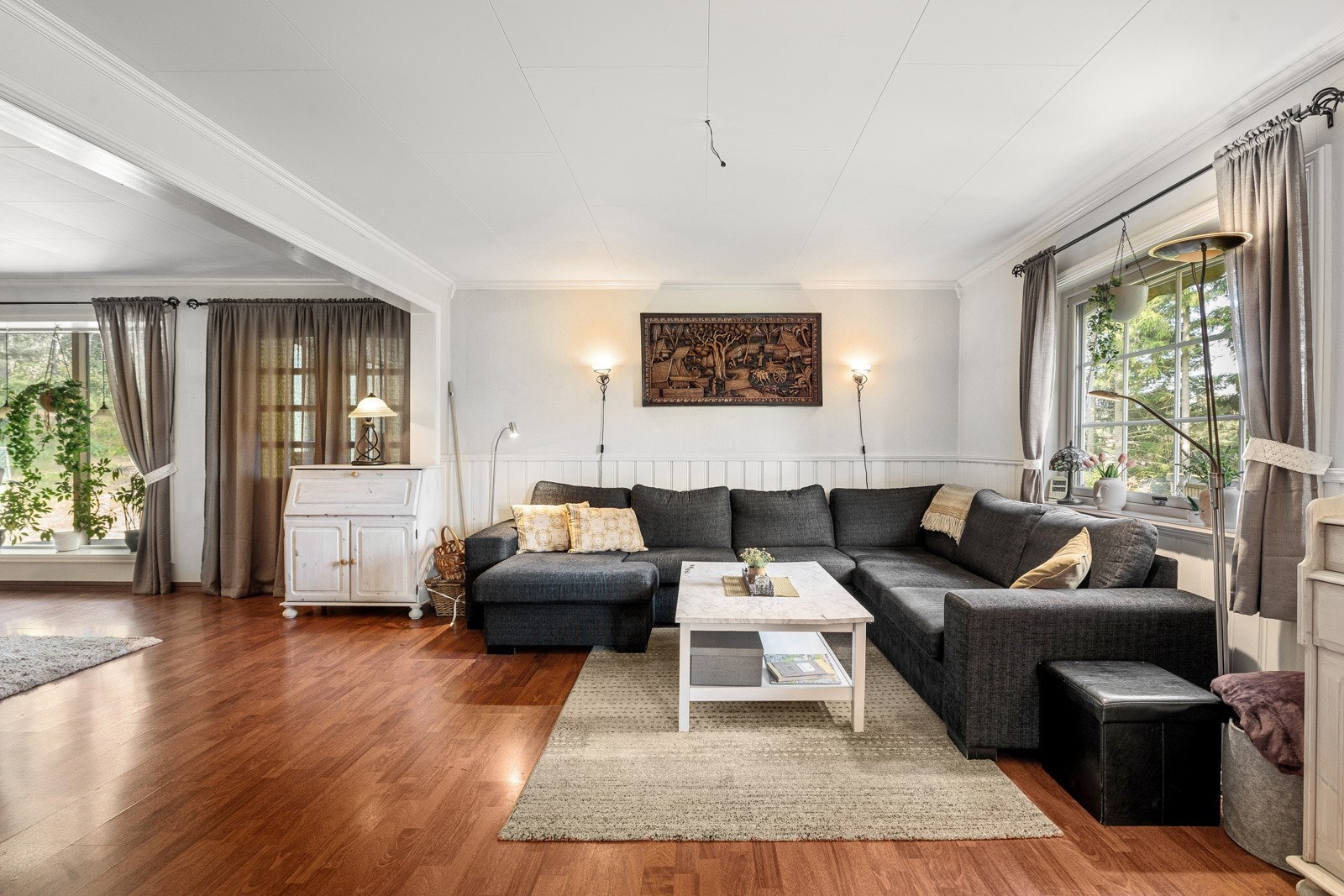 Boligen har en fin planløsning i 1. etasje med tre stuer og kjøkken. Galleribilde