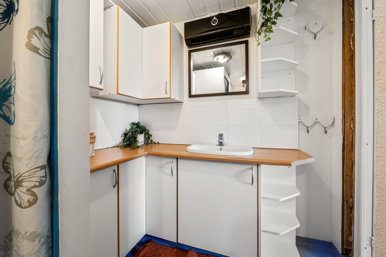 Badet har stor innredning med både over- og underskap. Galleribilde