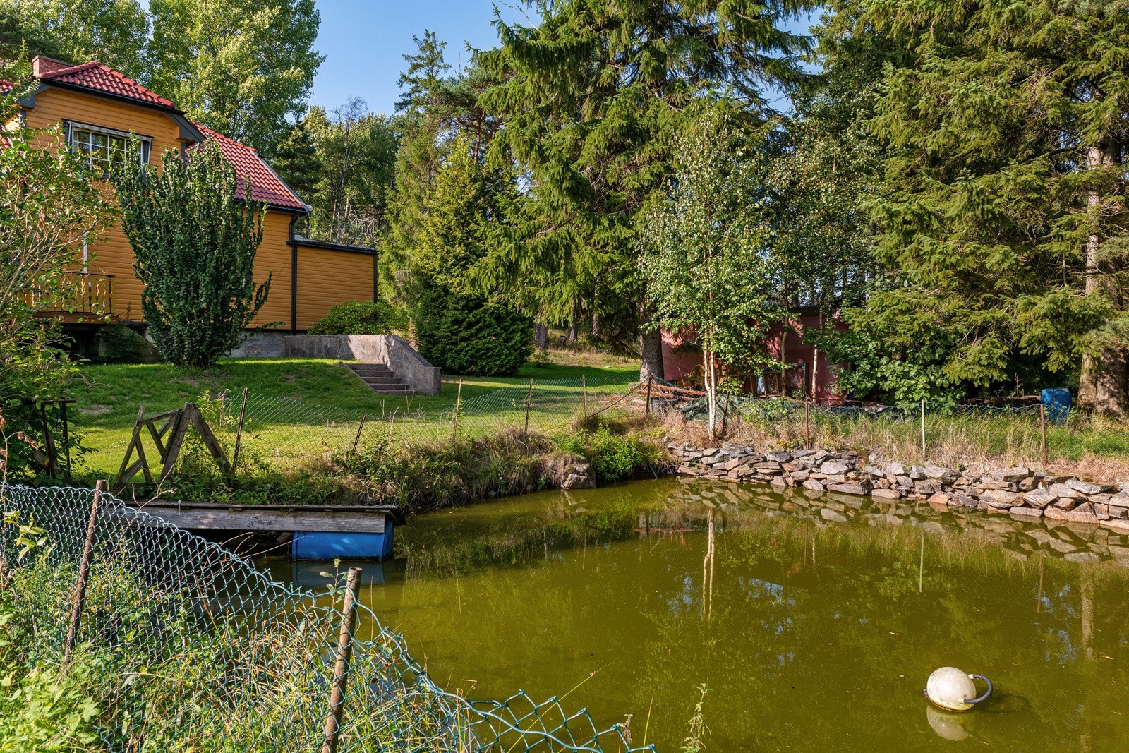 Egen inngjerdet dam på tomten. Galleribilde