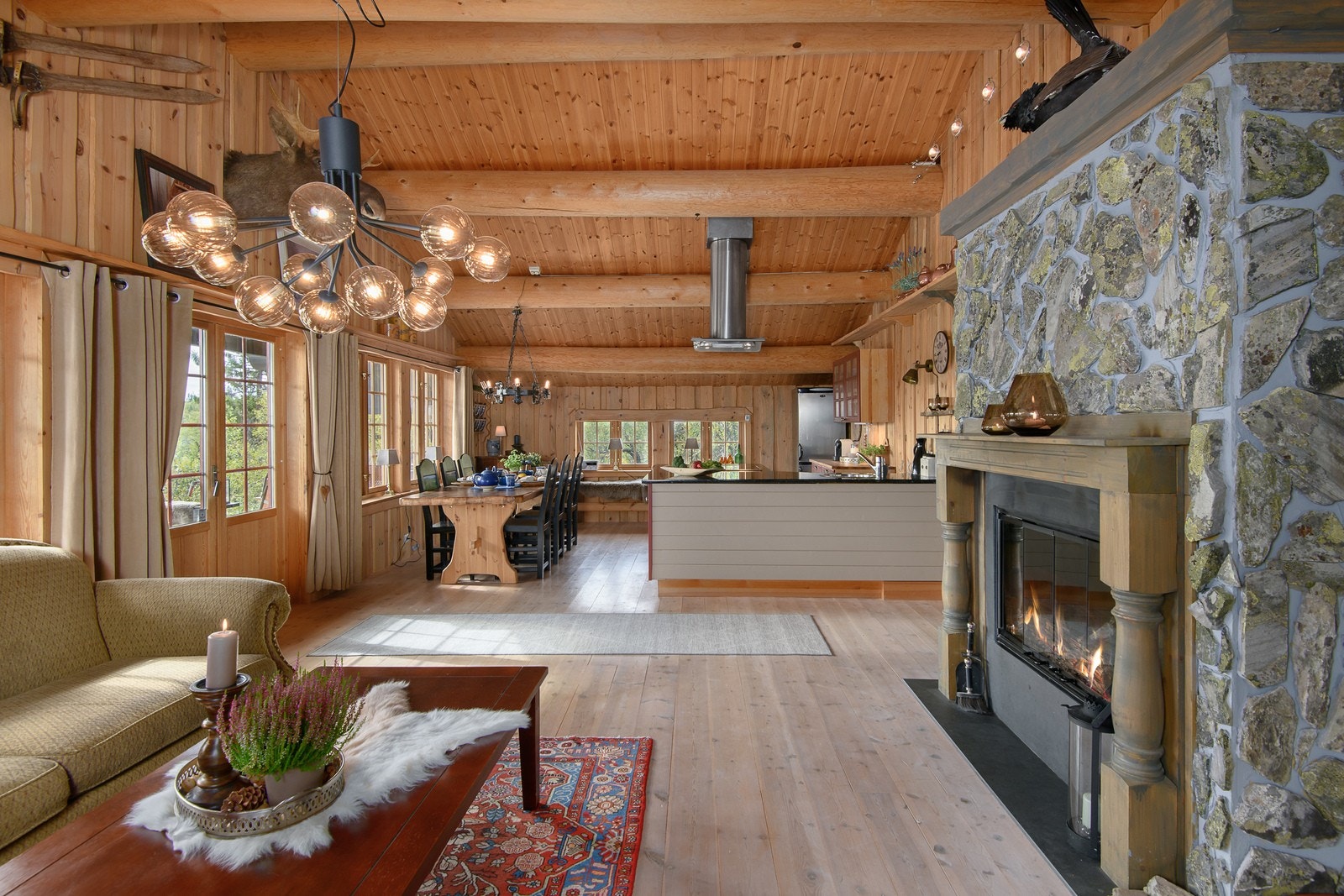 Stuen har en god størrelse og en flott vedovn som gir godt med ekstra varme og hygge. Galleribilde