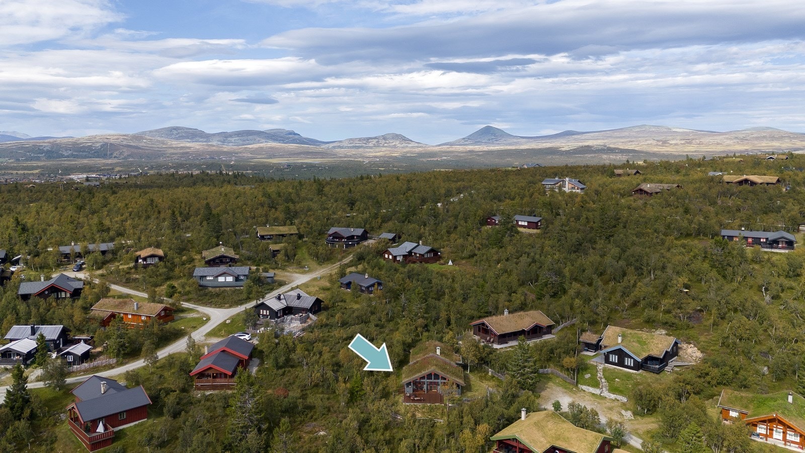 Venabygdsfjellet ligger sør for Rondane nasjonalpark, omtrent midt mellom Østerdalen og Gudbrandsdalen. Området har 30 topper, store og små, samt fossefall, moltemyrer, blåbærtuer og smale seterveier Galleribilde