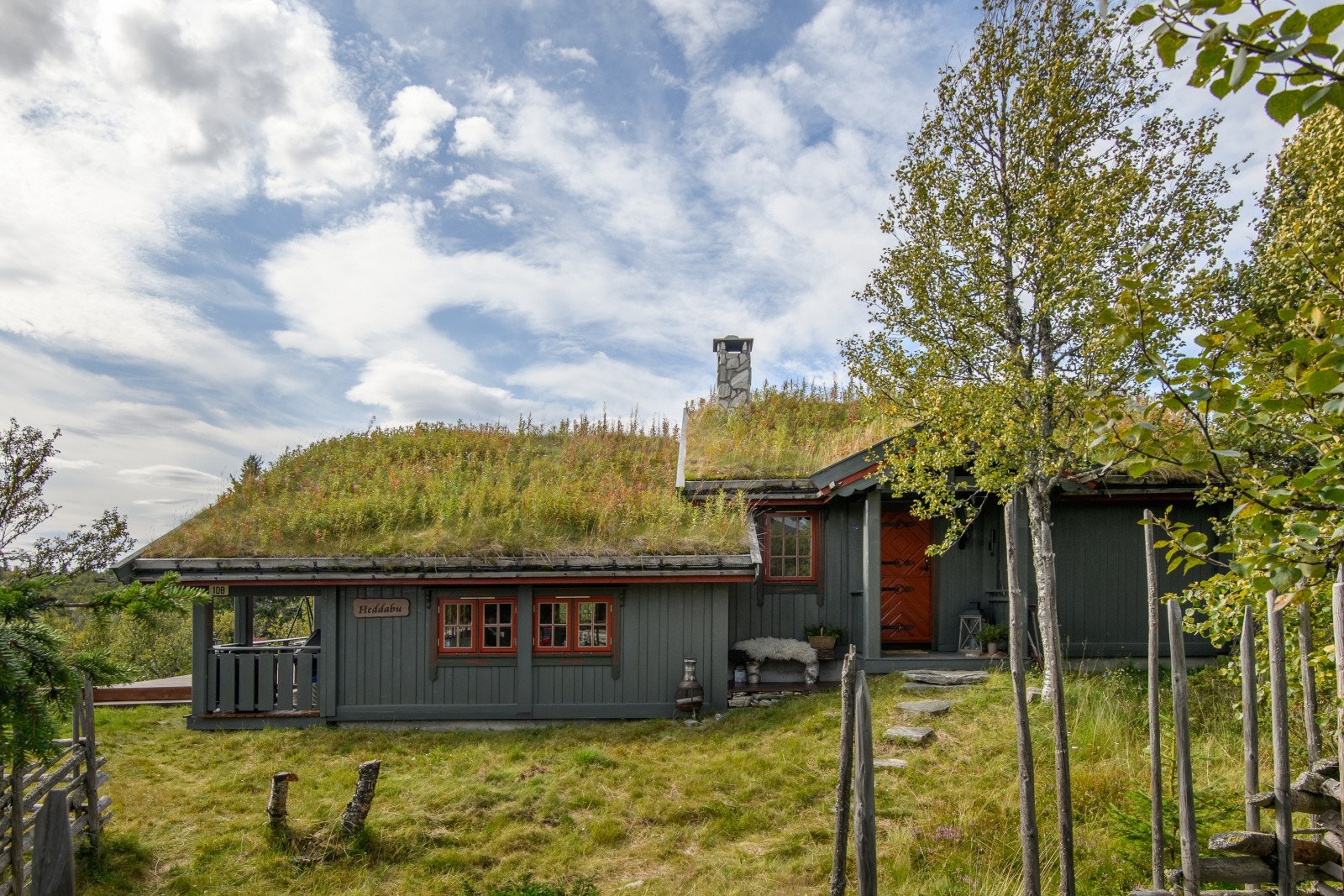 Rommet har god plass til sofa- og tv-møblement. Galleribilde