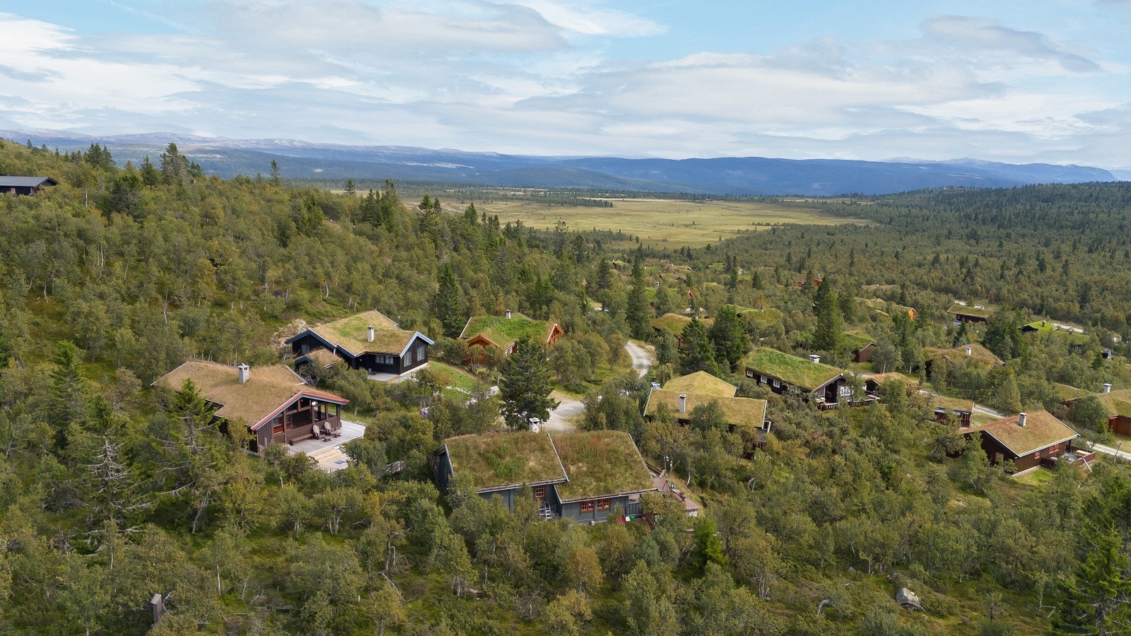 Dette er en flott familiehytte beliggende høyt og attraktivt til i Gulltjønnfeltet, med gode sol- og utsiktforhold - helt usjenert innerst i blindvei. Galleribilde