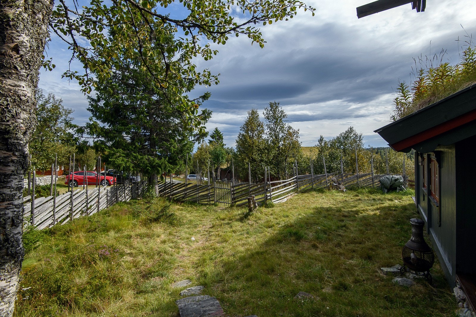 Eiendommen er pent avgrenset med en flott skigard Galleribilde