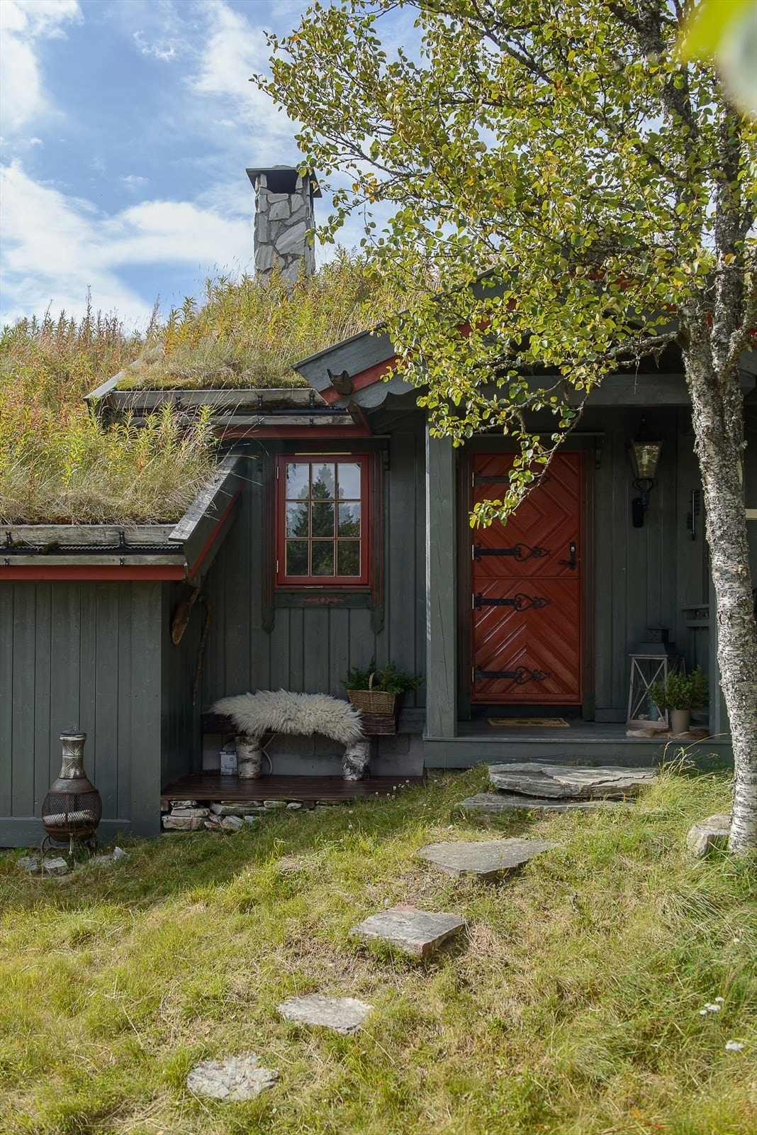 Man ønskes velkommen inn via et delvis overbygget inngangsparti. Her er det også mulighet for å nyte den første kaffekoppen på morgenen! Galleribilde
