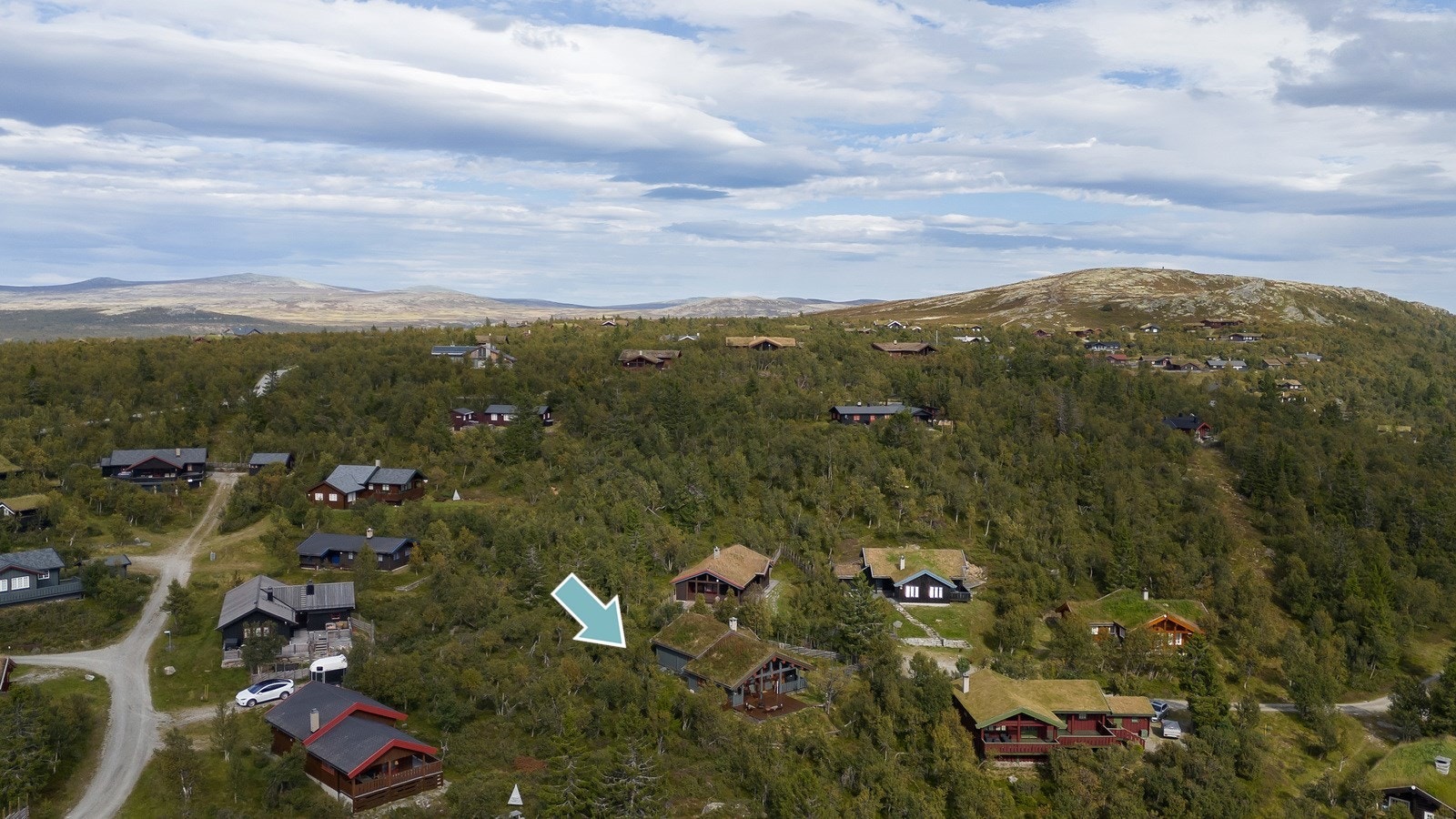 Her finnes både skiløyper, sykkelterreng og nydelige turløyper for de som foretrekker å ta beina fatt. Hyttefeltet er godt etablert, samtidig er beliggenheten likevel skjermet og idyllisk. Galleribilde