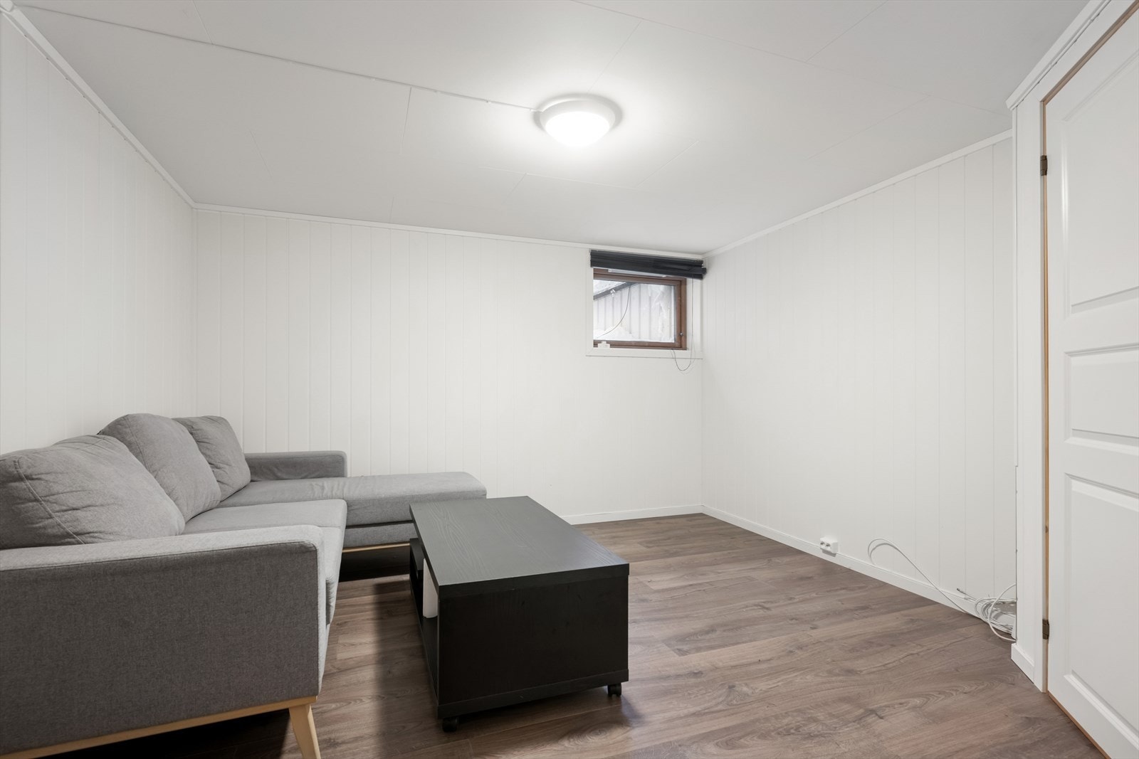 Kjøper må påberegne at det kan påløpe kostnader knyttet til omgjøring av kjeller eller reseksjonering, for at bruken skal samsvare med rominndelingen i seksjoneringen. Spør megler for eventuelle spørsmål. Galleribilde