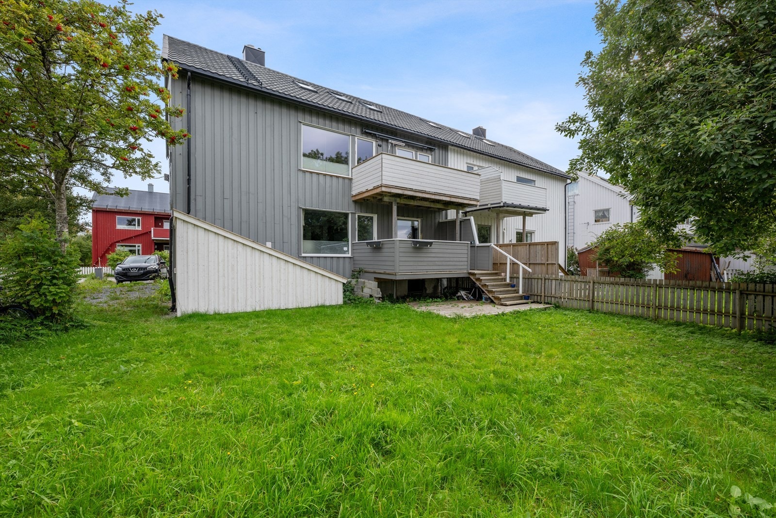 Velholdt med nytt Decra tak i 2016, samt renner, nedløp, pipe etc. Etterisolering og bordkle mot vei og kortside i 2015. Fleste vinduer byttet samme periode. Galleribilde