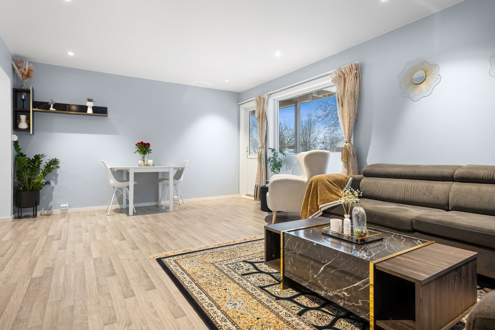 Lys og innbydende stue med downlights i tak Galleribilde