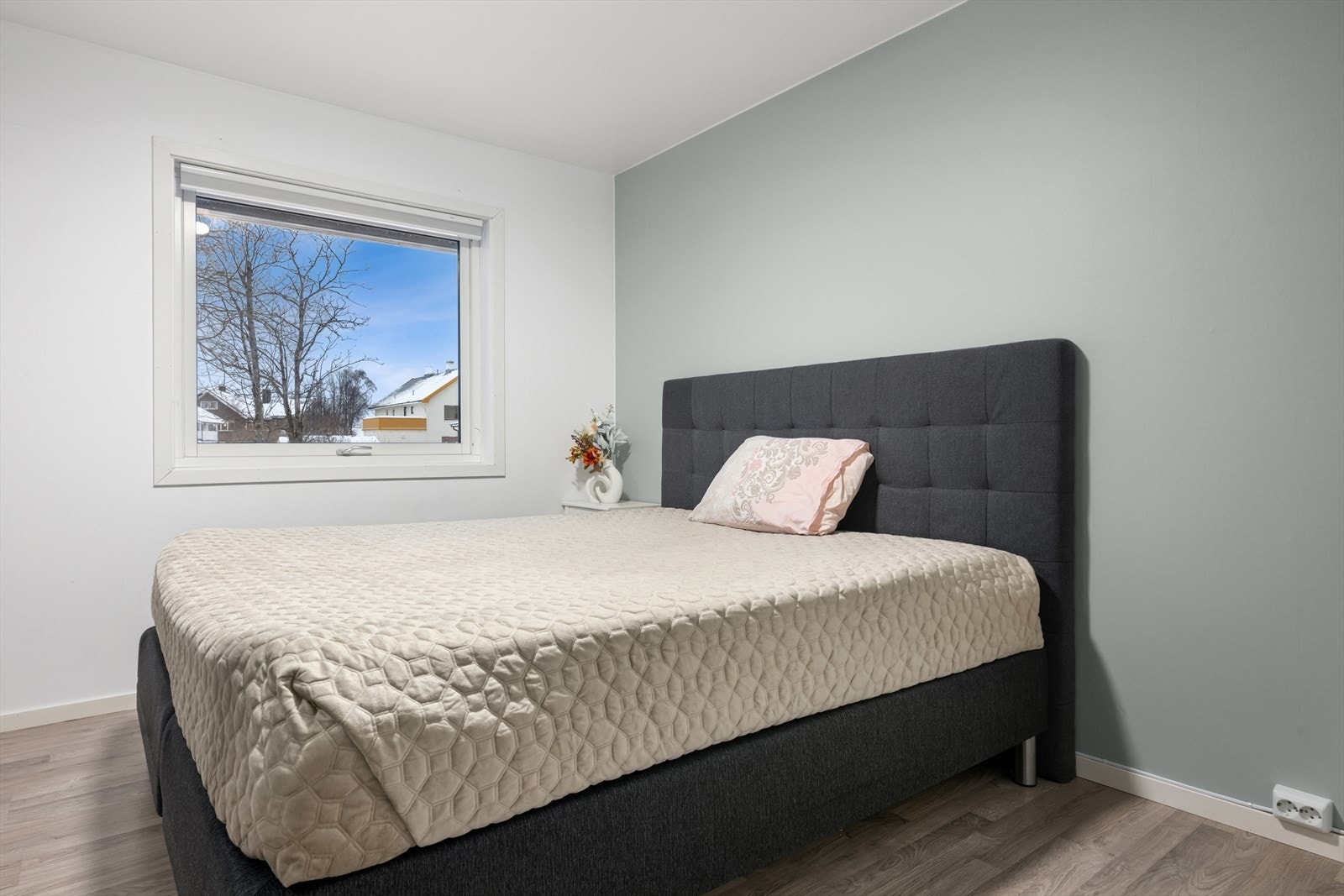 God plass for dobbeltseng og nattbord Galleribilde