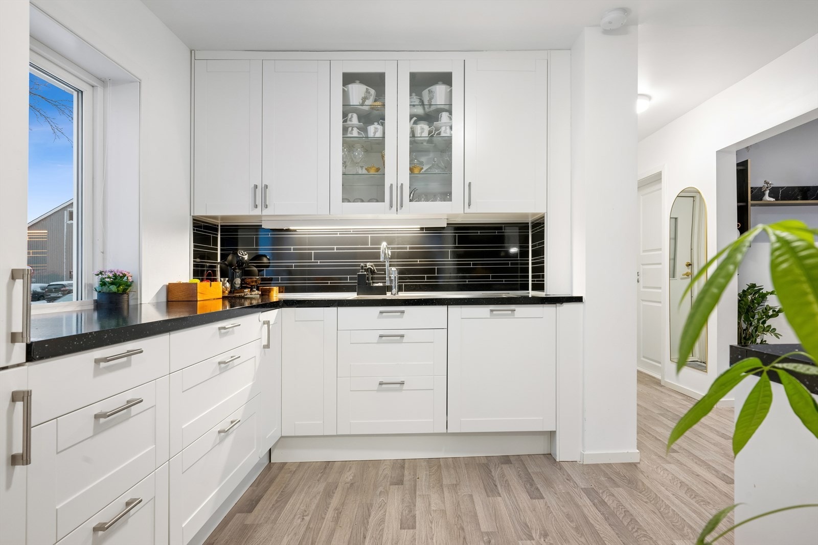 Integrerte hvitevarer som stekeovn, platetopp, oppvaskmaskin og kjøl/frys. Galleribilde