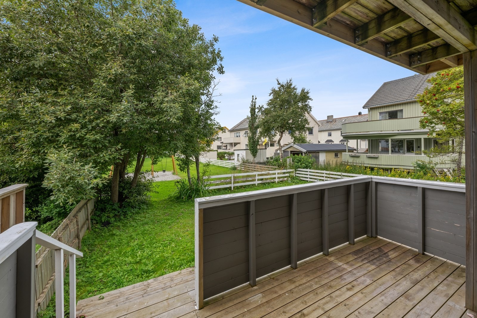 Her kan du nyte gode solforhold. Praktisk med overbygget veranda. Galleribilde