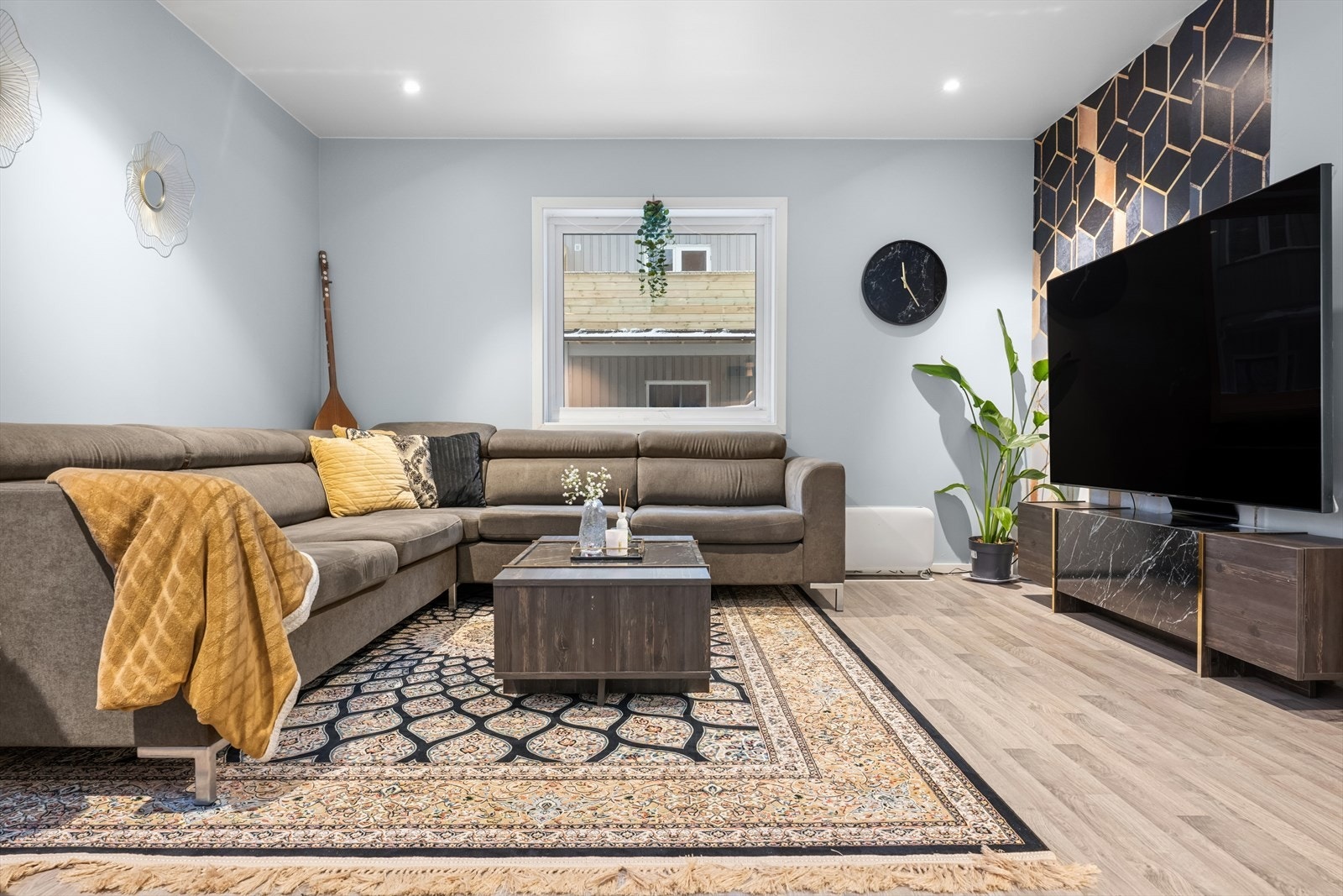 Sofakroken finner fort sin naturlige plass i rommet, og tv-en kan med fordel plasseres mot/på vegg. Galleribilde