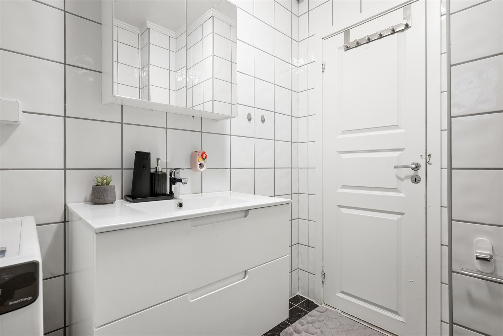 Moderne baderomsinnredning med gode skuffer, servant og speilskap. Galleribilde