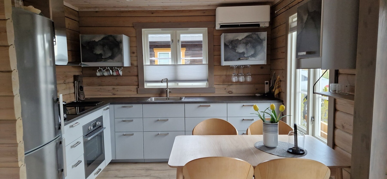 Kjøkkeninnredningen har glatte fronter og laminert benkeplate. Galleribilde