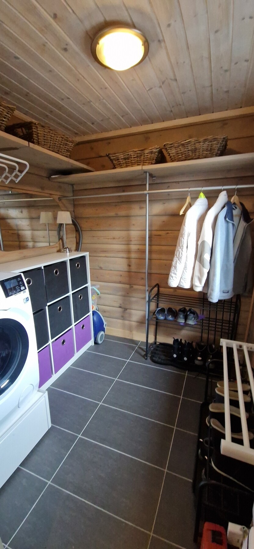 Fra entrèen er det inngang til vaskerom/bod. (Unikt for denne hytta). Galleribilde