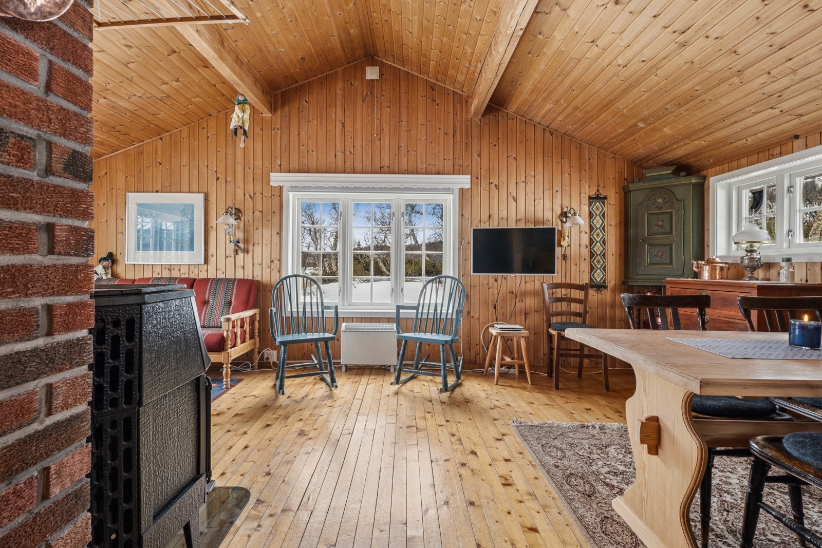 Stuen har god takhøyde og er på ca. 20 kvm. Galleribilde