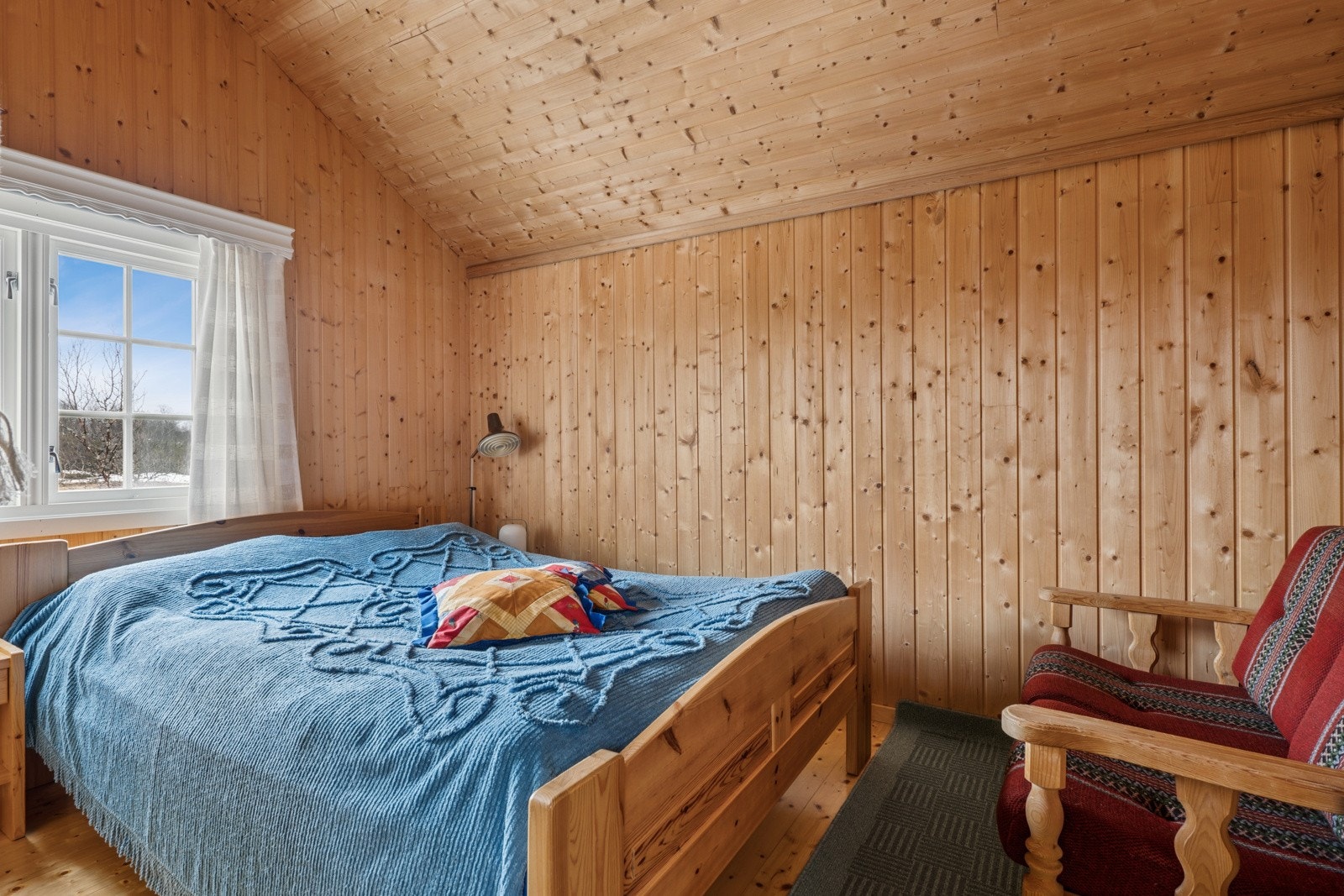 Hovedsoverom med dobbeltseng. Ca. 8 kvm. Galleribilde