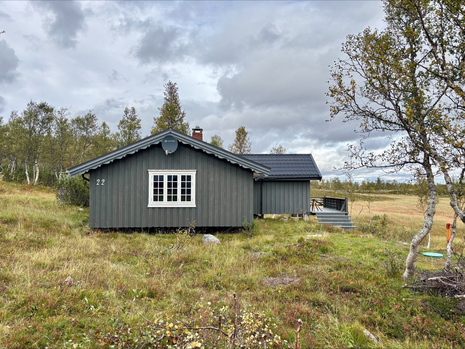 Den eldste delen av hytta fikk ny bordkledning, ble etterisolert og fikk ny inngangsdør i 2016 Galleribilde