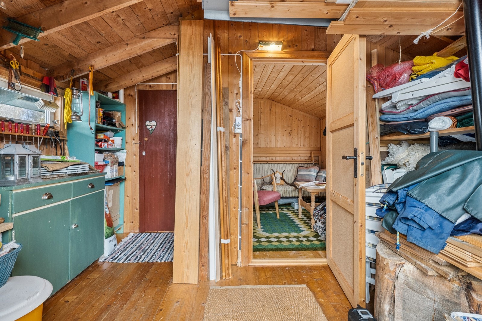 Uthus på ca. 17 kvm. med bod, utedo og et isolert rom. Galleribilde