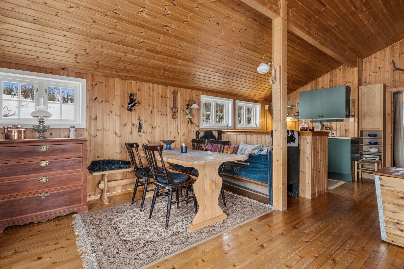 Stuen har god plass til spisebord. Galleribilde