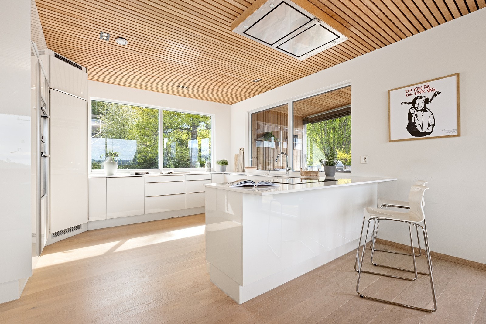 Lekkert kjøkken fra HTH med benkeplater i stein. Alle hvitevarer integrert, samt kjølehjørne. Galleribilde