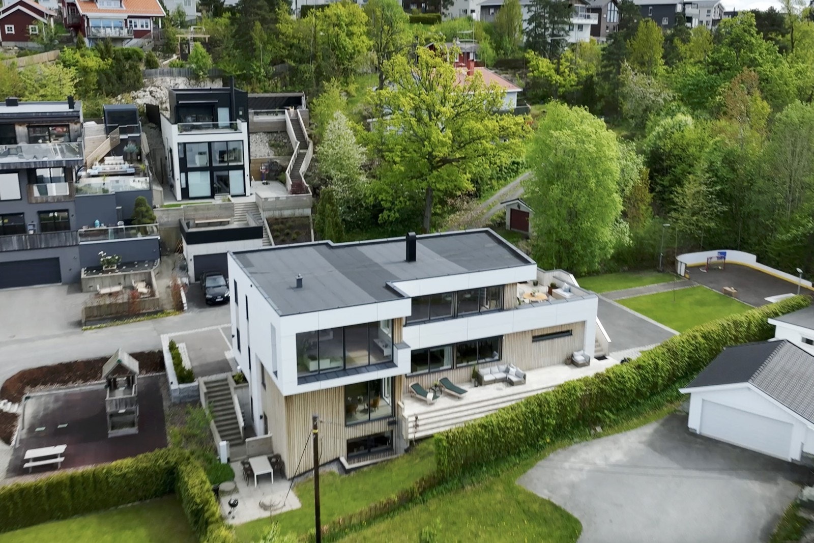 Eiendomsmegler1 presenterer Oreveien 15 i Drøbak. Se vedlagt videopresentasjon av eiendommen. Galleribilde