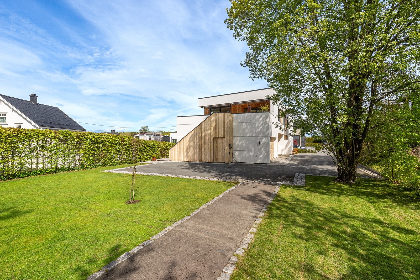 Flat, flott og lettstelt opparbeidet tomt. Galleribilde