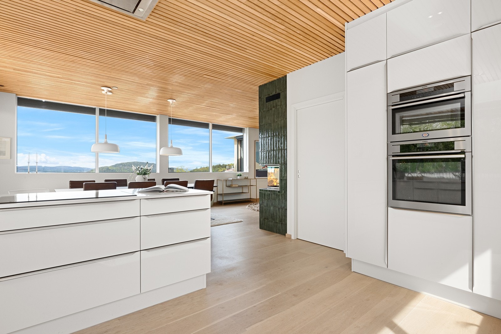 Praktisk grovkjøkken er plassert inntil kjøkkenet. Galleribilde