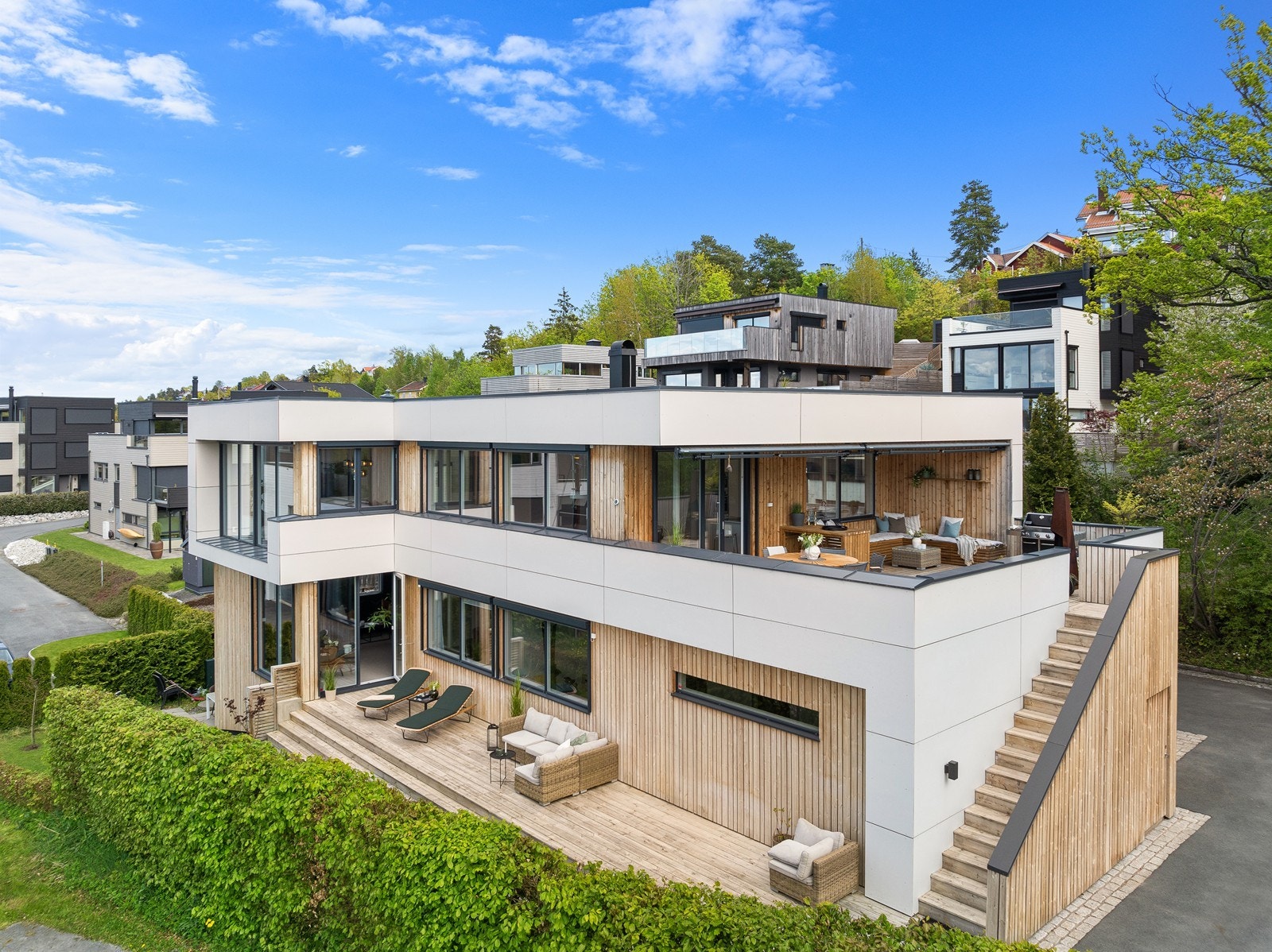 Eksklusiv funkisvilla m/høy standard, utleiedel, sjøutsikt og dobbelgarasje. Usjenert innerst i blindvei. Galleribilde