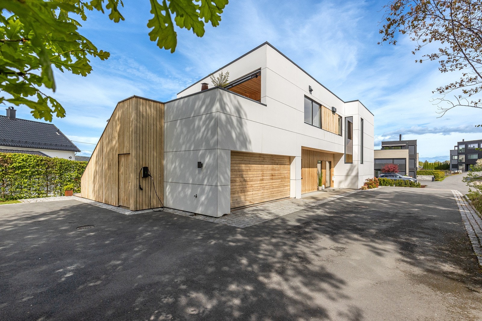 Stor tomt og godt med biloppstillingsplasser. 3 elbil-ladere. Praktisk bod med utvendig adkomst. Galleribilde