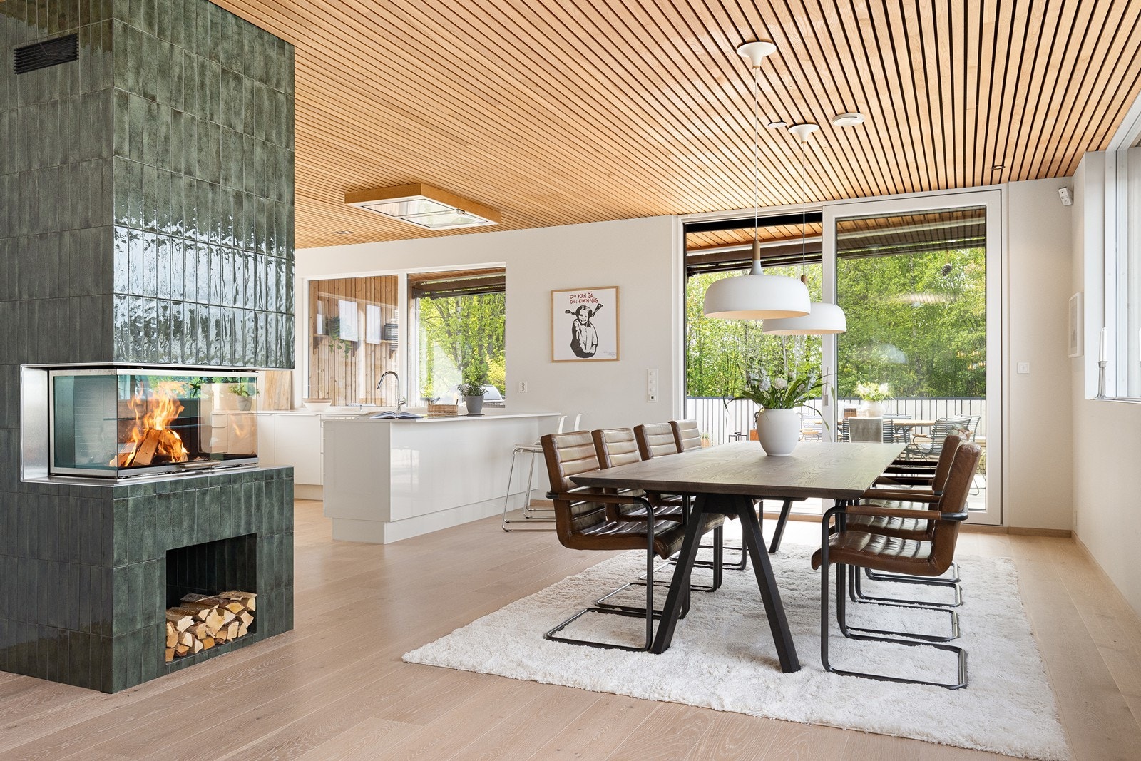 Lys og romslig kjøkken og spisestue med skyvedør ut til terrassen. Galleribilde