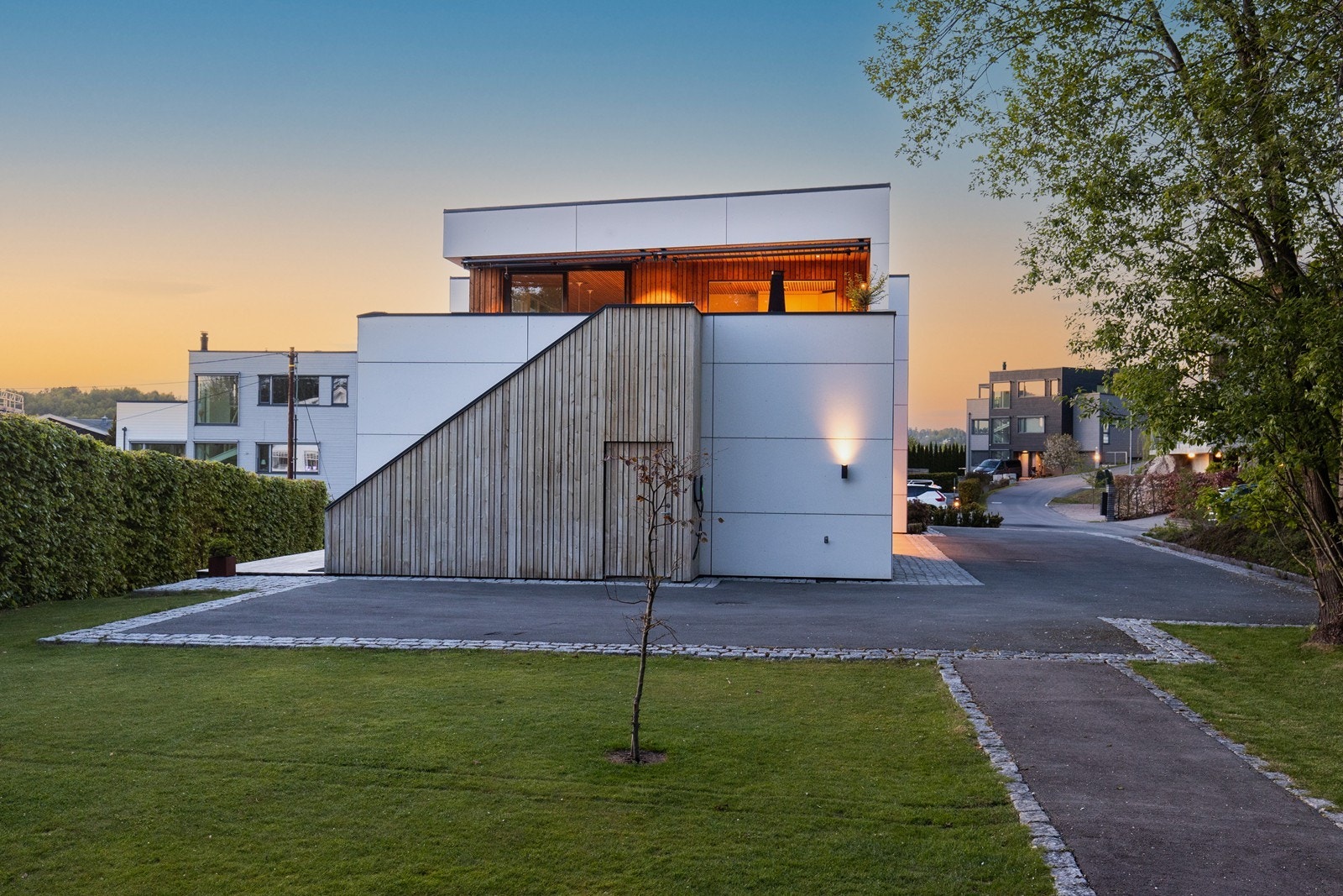 Strøken eiendom i et nyere etablert boligområdet på Sogsti. Galleribilde