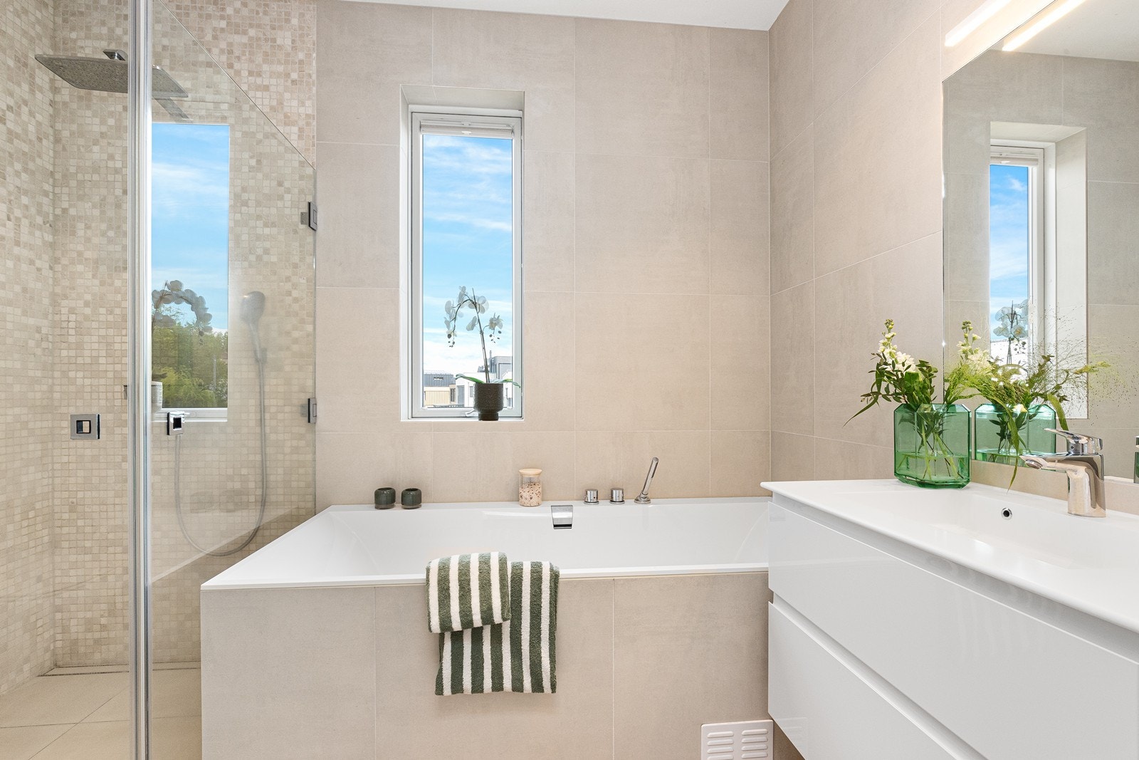 Lekkert bad i forbindelse med hovedsoverom. Galleribilde