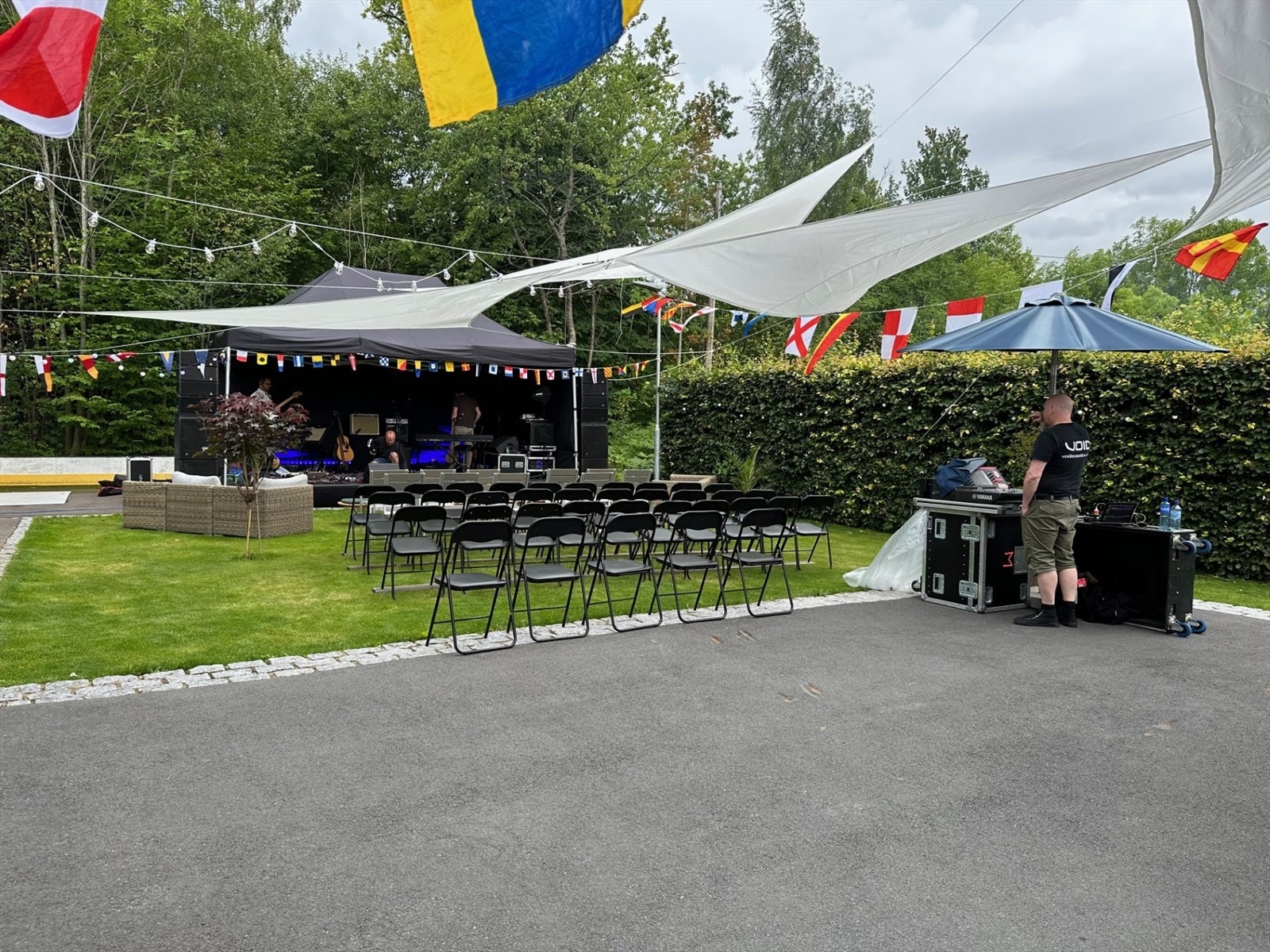 Stor uteplass med mange muligheter. Galleribilde