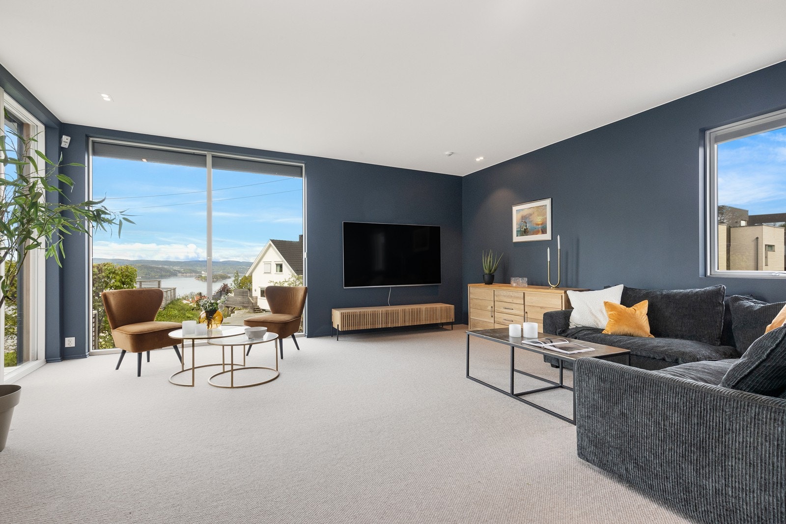 Tv-stue 1. etasje med nydelig utsikt inn Vestfjorden. Galleribilde