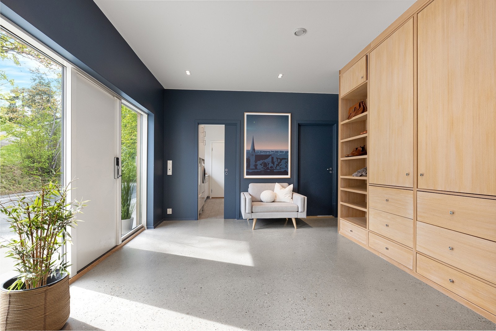 Flott hall med ekstra god takhøyde, betongslipt gulvflate med varme. Adkomst direkte til vaskerom med gjennomgang videre til garasje og bod. Galleribilde